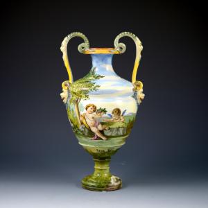 Anfora biansata istoriata con scena raffigurante amorini